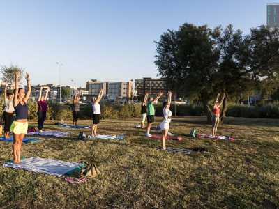Salutiamo i giovani di Valentina e ci avviamo verso la collinetta della spiaggia di Pane e Pomodoro. Qui incontriamo un manipolo di signore alle prese con il pilates. �� un modo salutare, sportivo e dinamico di vivere il mare�, evidenzia sorridente la mestra Silvana